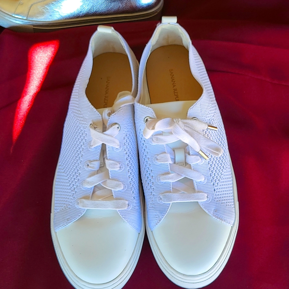 Tennis shoes